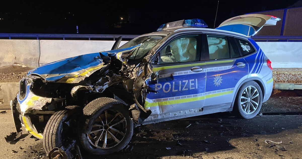 Roding: Unfall auf B85 – Kleintransporter kracht in Polizeiauto | TVA