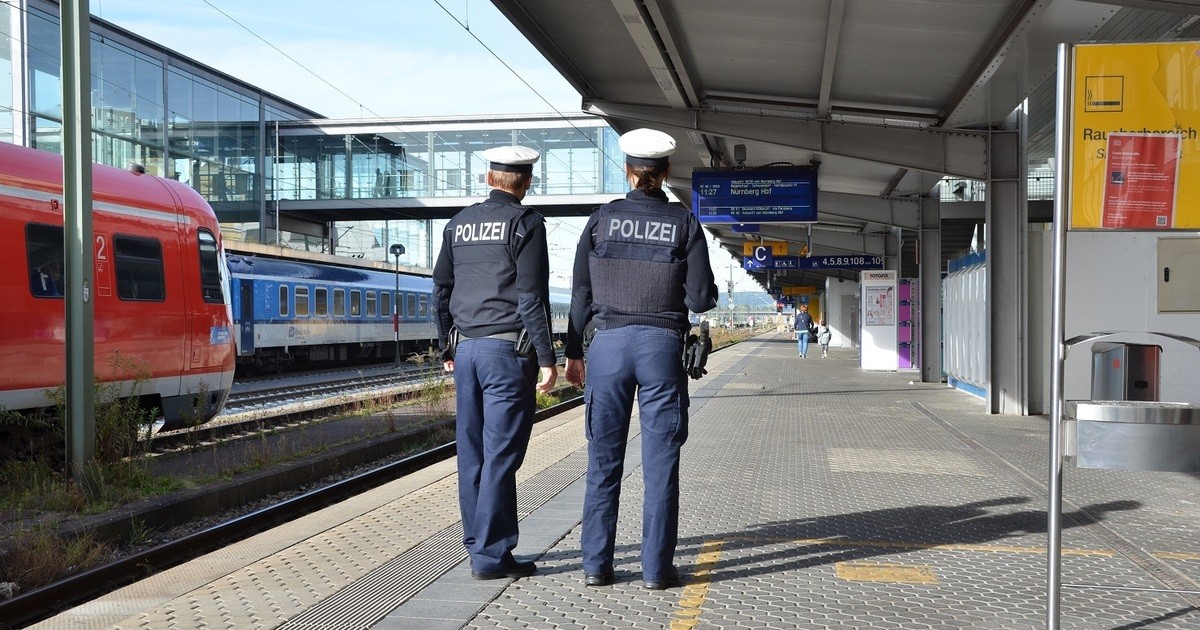 Regensburg: Mann ruft rechtsextreme Parolen am Hauptbahnhof