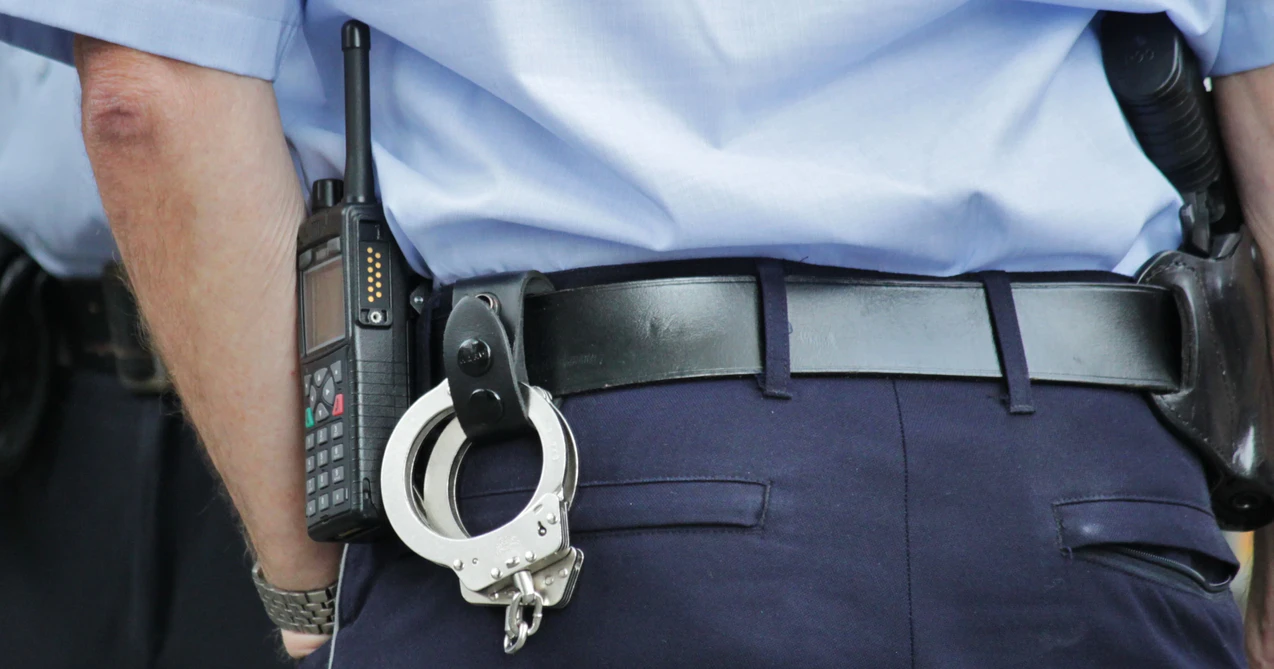 Landshut/Regensburg: Mann befriedigt sich im Zug vor Frau