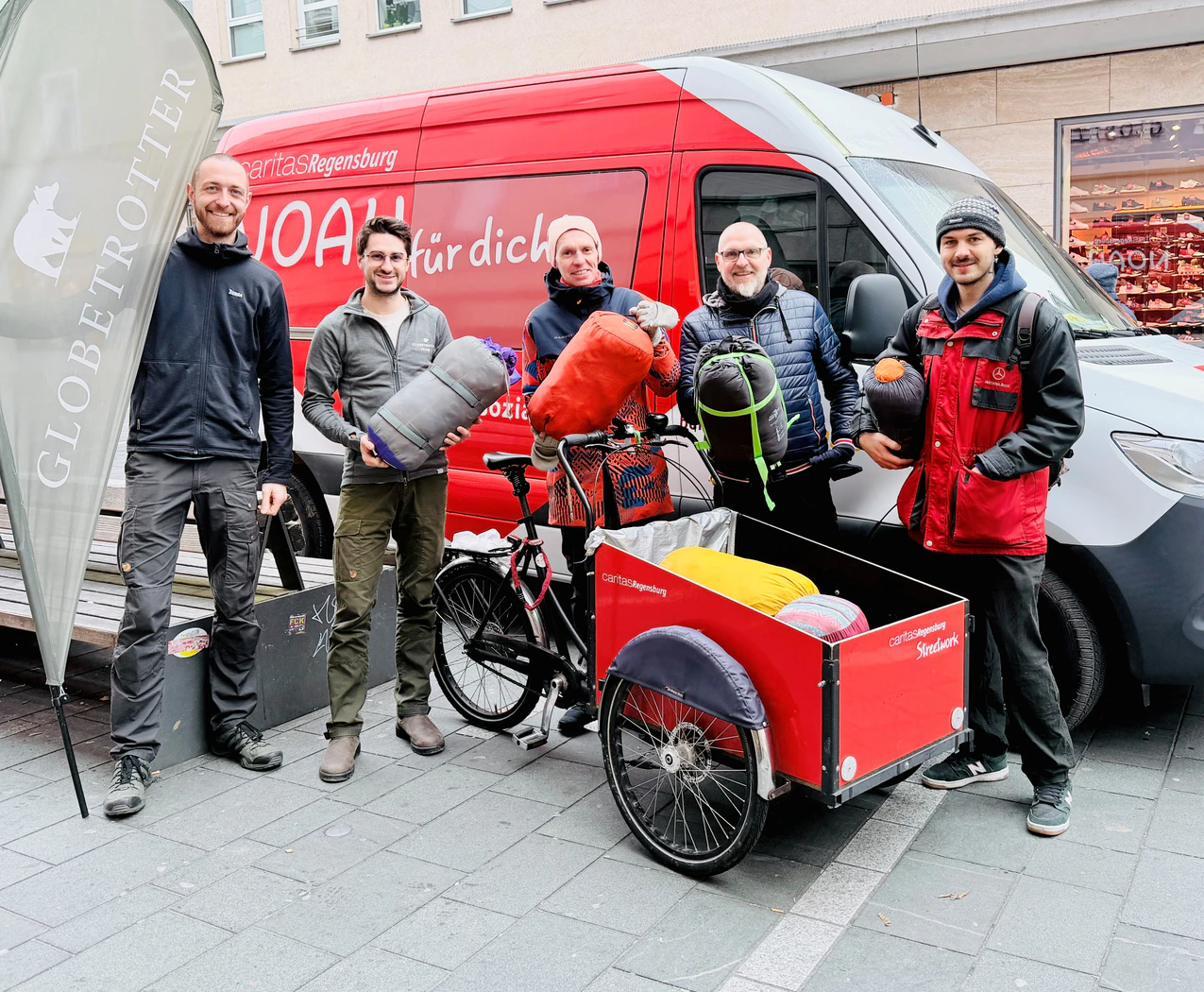 Regensburg: Globetrotter spendet Schlafscke an die Caritas fr obdachlose  Menschen | TVA