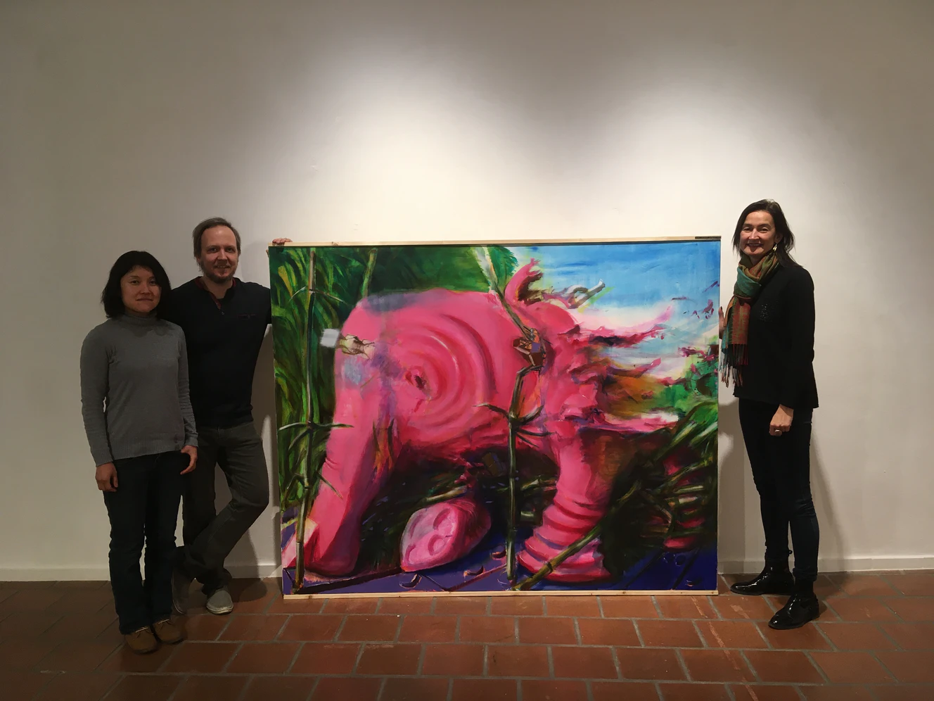— © Erika Wakayama und Johann Sturcz beim Aufbau im Cordonhaus mit der Leiterin der Museen und Galerien der Stadt Cham, Anjalie Chaubal, Foto: Susanne Segl