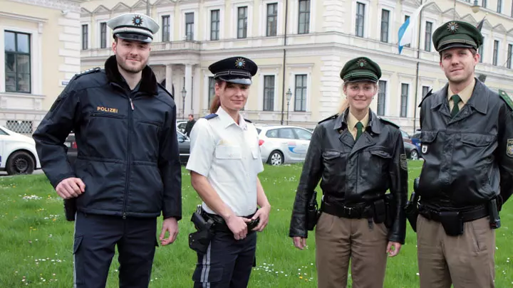 — © Foto: Polizei Bayern // Testversionen der neuen Uniform